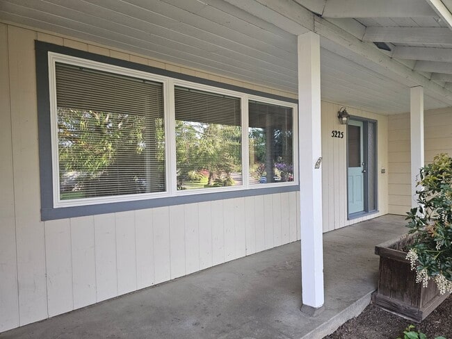 Building Photo - Mid-Century Classic House in Reedwood Neig...