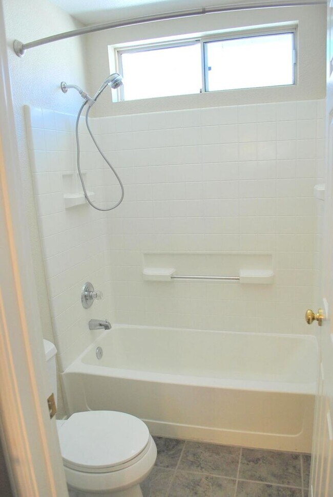 Building Photo - Sharp & Contemporary Townhouse in Beautiful Danville!