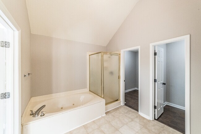 Building Photo - 2014 Fairway Hills Dr
