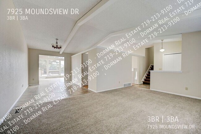Building Photo - Huge Sunroom with Tons of Natural Light!