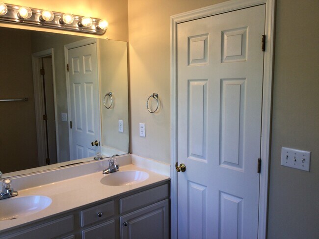 Building Photo - 140 Haven Grove Trl