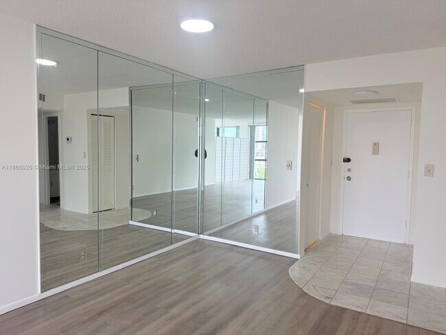 Building Photo - 800 Parkview Dr