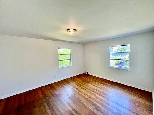 Building Photo - Newly Renovated Seattle 3bed 2bath Home