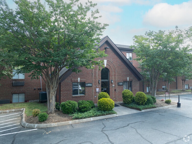 Primary Photo - Vivo Living Charlotte University