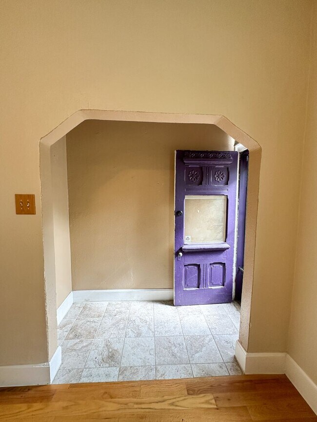 Building Photo - Adorable Sloan's Half Duplex