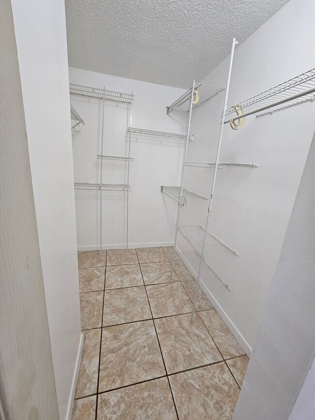 Building Photo - 20910 NE 8th Ct