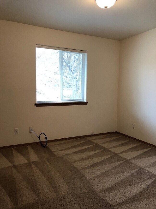 Building Photo - 1525 Maple St