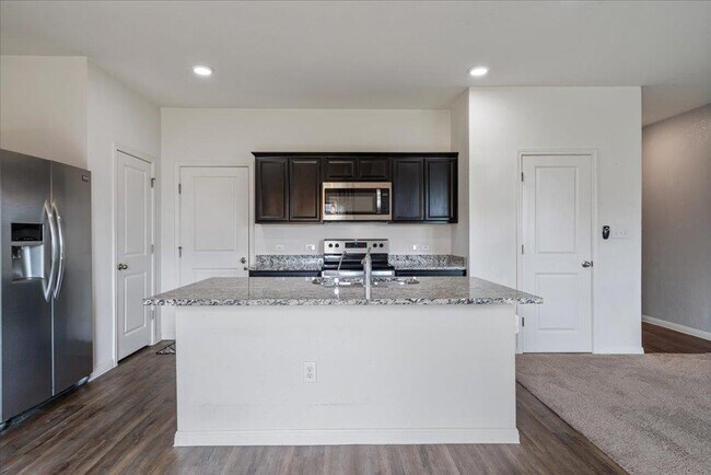 Building Photo - 516 Peony Ct