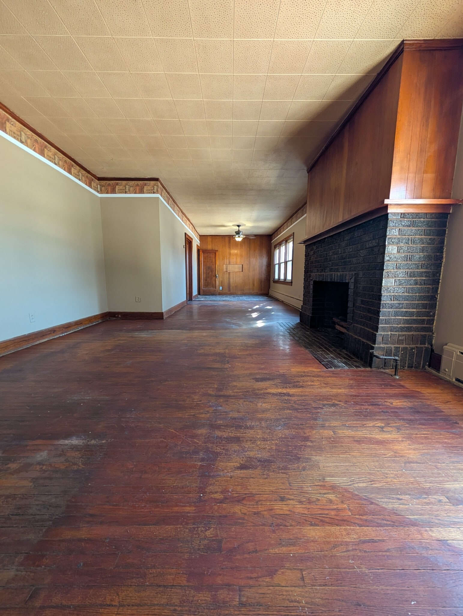 Building Photo - 121 W Comanche Ave