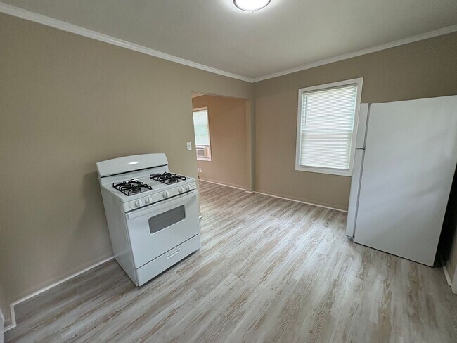 Building Photo - Newly Renovated Home on Baker St