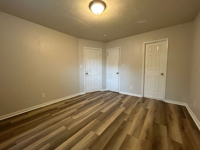 Building Photo - Welcome to this charming ranch-style home ...