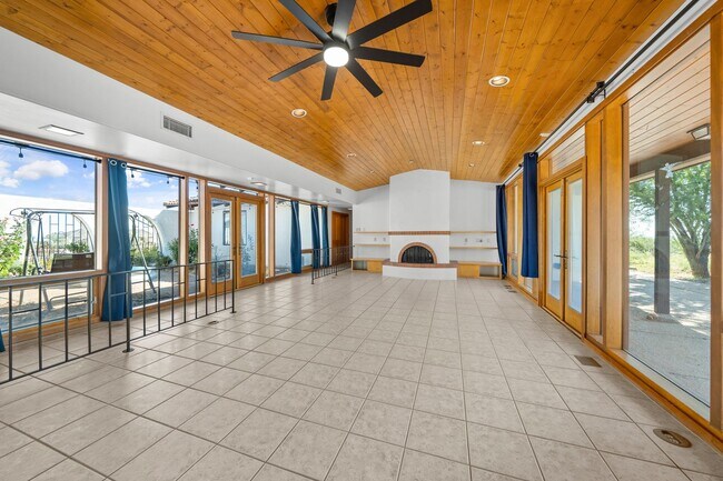 Building Photo - Mountain Views