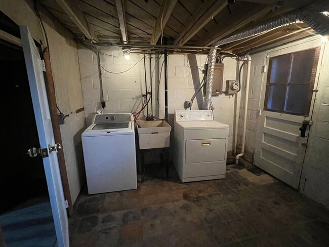 Building Photo - Freshly Renovated Row Home with Beautiful ...
