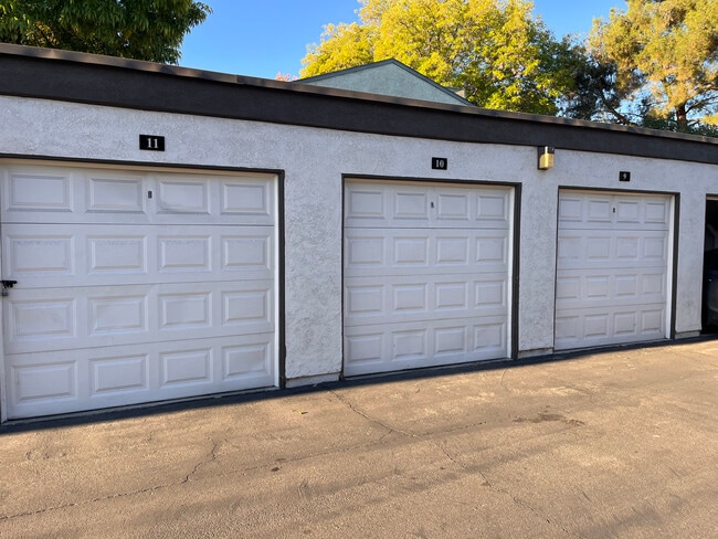 Building Photo - Lakeshore 6E