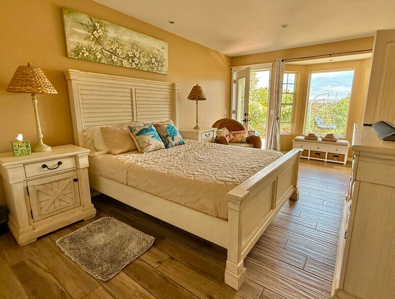 Ample Master Suite with Walk-In Closet - 1507 San Jose St