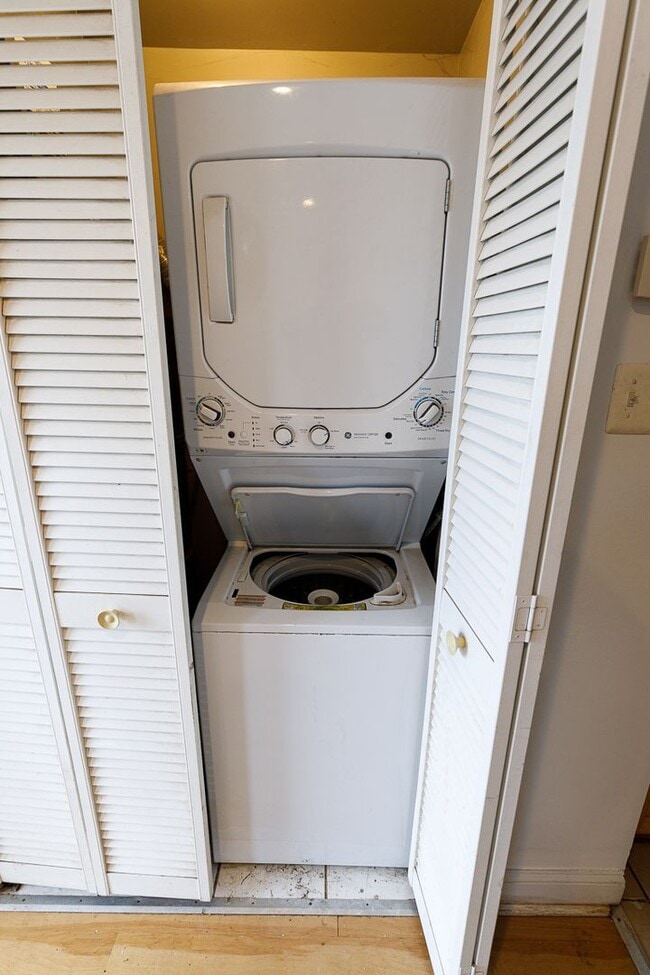 Building Photo - Conveniently Located 1 Bedroom Plus Den in Brookland