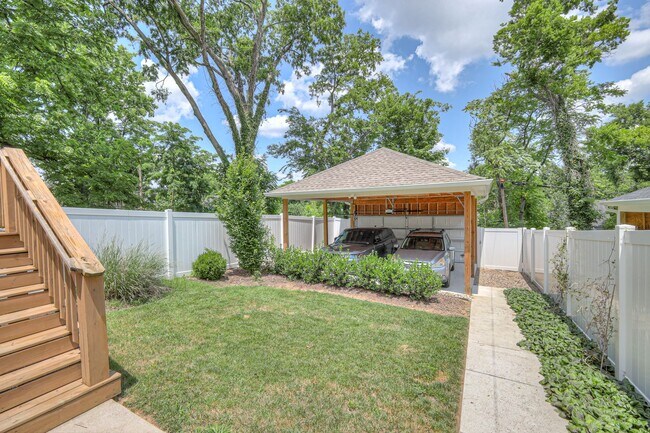 Building Photo - Luxurious 4BR Home Close to 12 South
