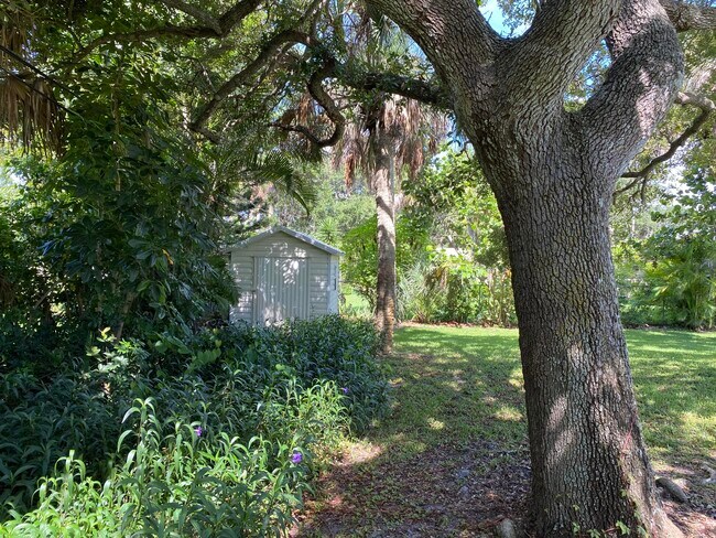 Building Photo - 956 Tulip Ln