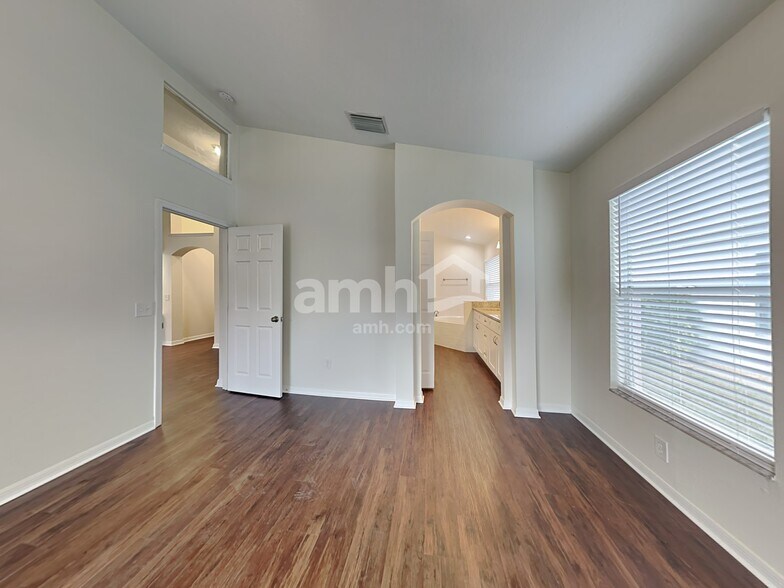 Building Photo - 14335 Moon Flower Dr