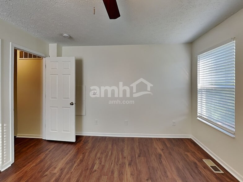 Building Photo - 2274 Farmland Dr