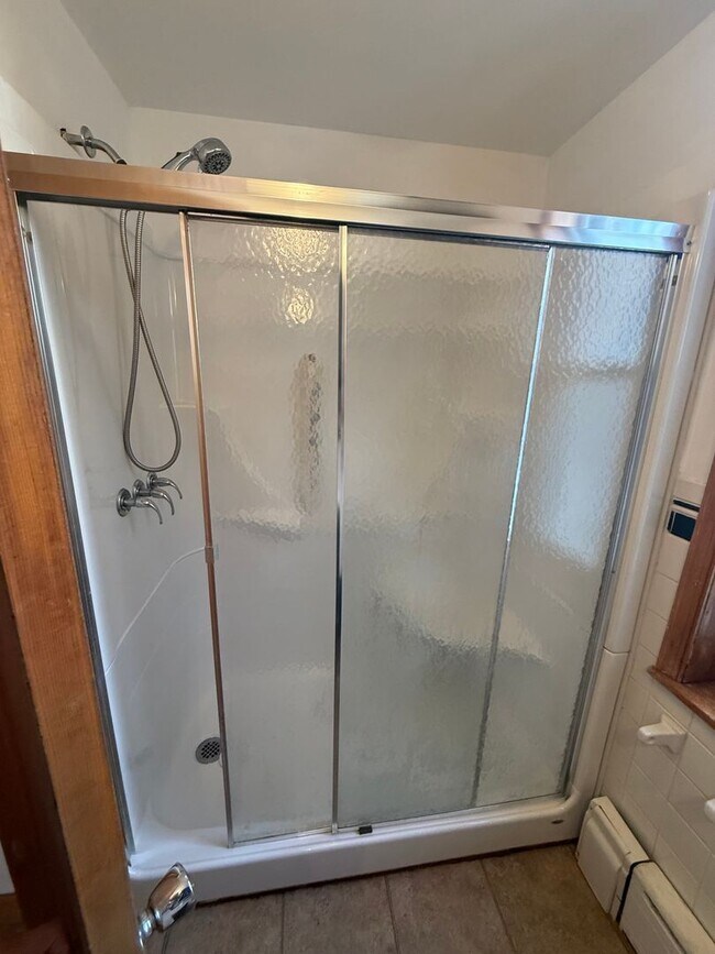 Building Photo - Charming 3-Bedroom Home in Port Richmond Available Now!