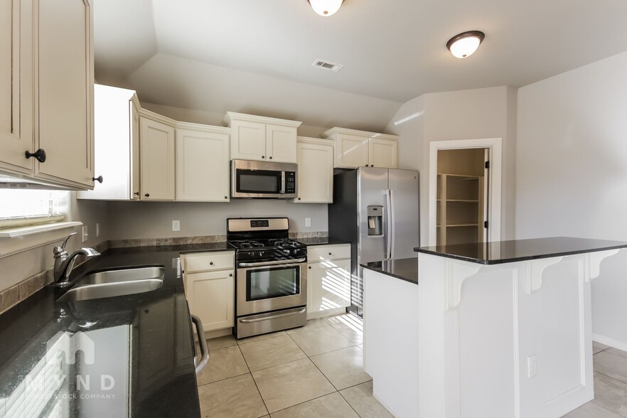 Building Photo - 2303 SW Worthington Ave