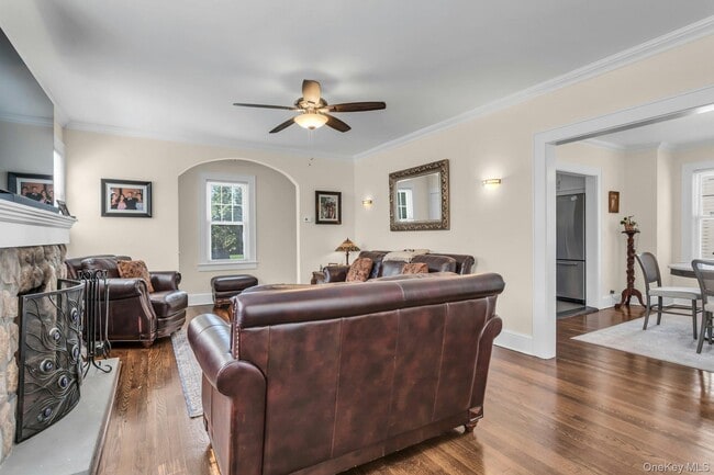 Building Photo - 23 W 7th St