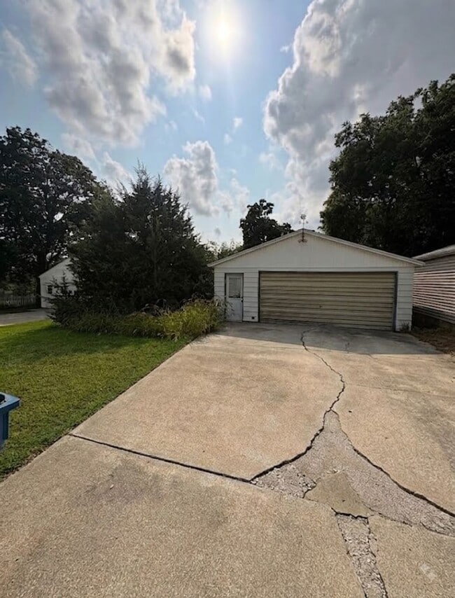 Building Photo - 1324 Lyon Ave