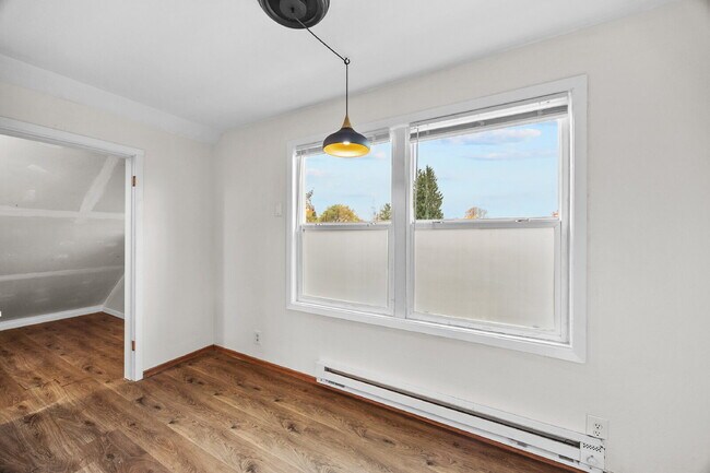 Building Photo - Adorable upper-floor "duplex." 1 brm,  Was...