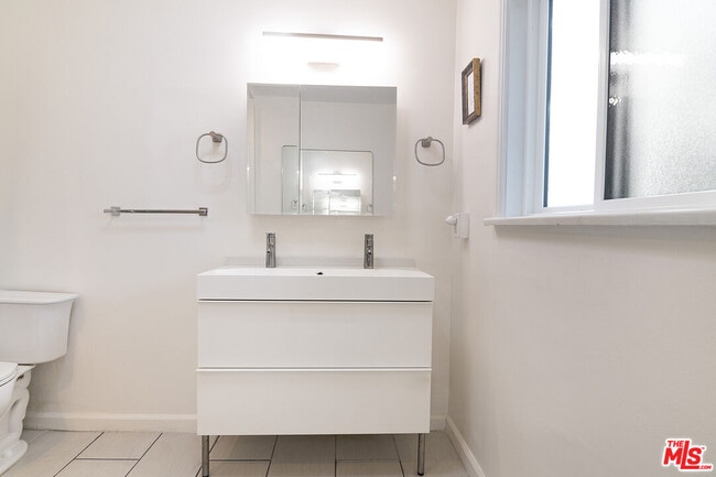 Building Photo - 414 University Ave