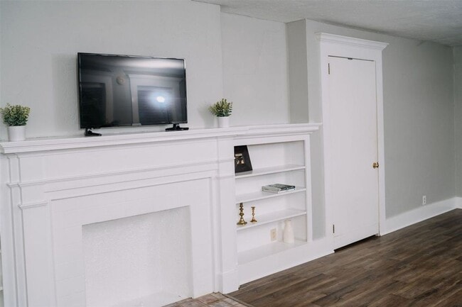 Building Photo - Beautiful Historic 2 Bed 1 Bath Duplex in the Plaza District!!