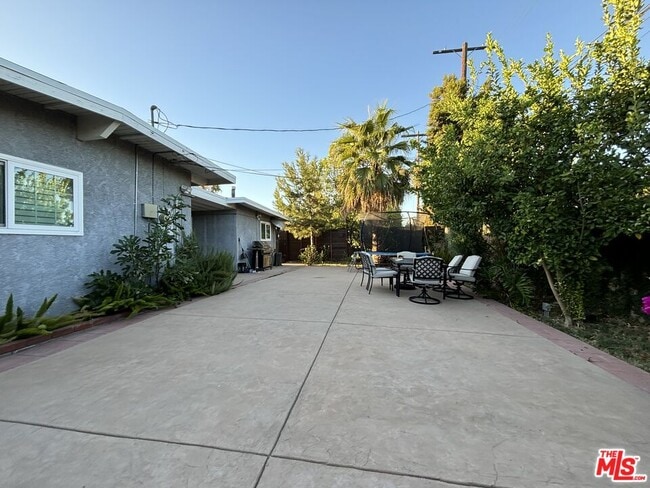 Building Photo - 10824 Paso Robles Ave