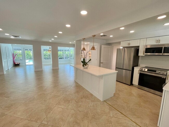 Building Photo - 360 Alhambra Pl