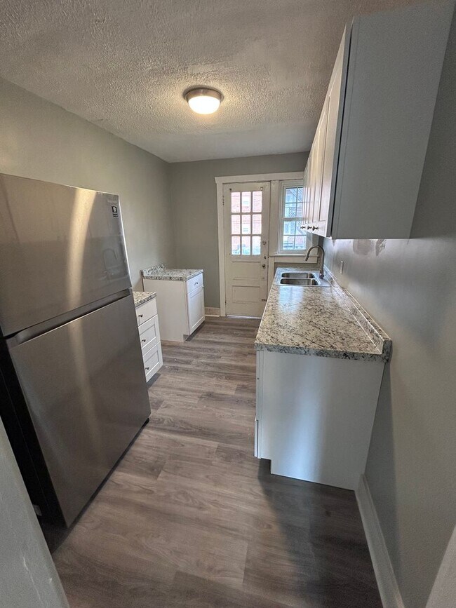 Building Photo - Available Now! | Fully Remodeled 2 Bed, 1 ...