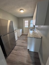 Building Photo - Available Now! | Fully Remodeled 2 Bed, 1 ...