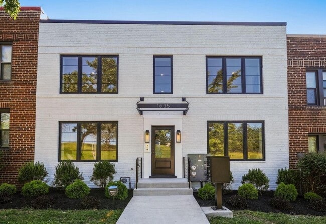 Building Photo - 1635 Holbrook St NE