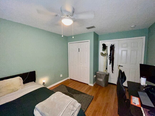Building Photo - Modern 4-Bed, 2-Bath Solar-Powered Home Ne...