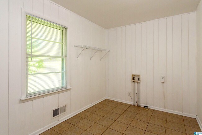 Building Photo - 2050 Pinehurst Dr