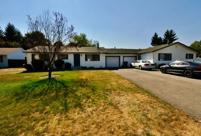 Building Photo - 3 bed 2 bath rancher duplex close to Hayden Lake