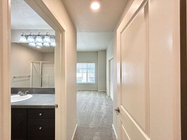 Building Photo - Stunning 2 Bed, 2.5 Bath Craftsman Townhome with Community Amenities!