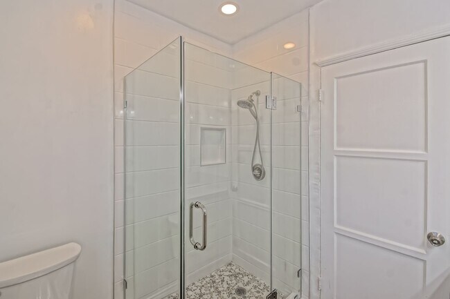 Building Photo - REMODELED, BRIGHT & AIRY 3BR2BA HOME W/ DETACHED GARAGE, CHARMING FRONT PORCH/YARD & HUGE REAR YA...