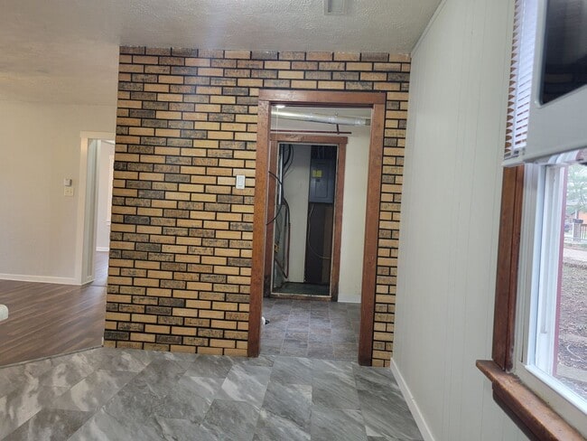 Building Photo - Your Next Home Awaits: 3 Bed 1 Bath Family!