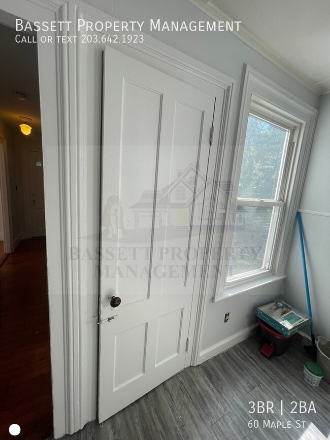 Building Photo - 60 Maple St