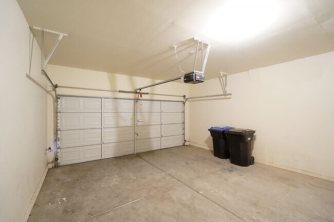 Building Photo - Great townhome in Henderson Gated Community with a 2 car attached garage and backyard