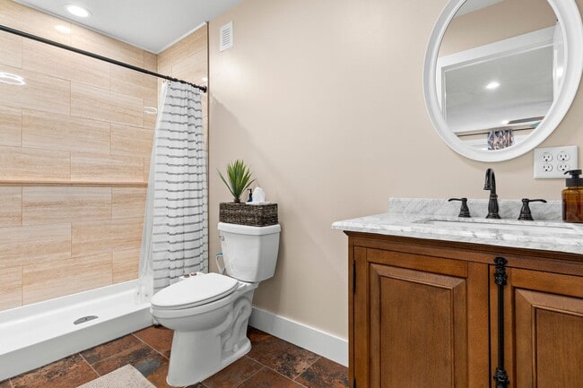 Building Photo - Spacious and Inviting - Beautifully-Mainta...
