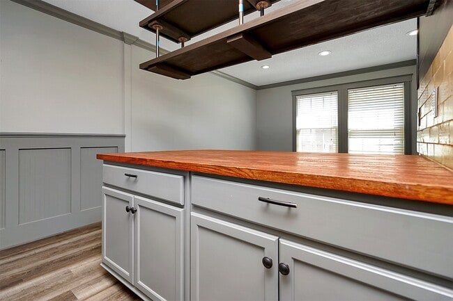 Building Photo - 10 Carol Ct