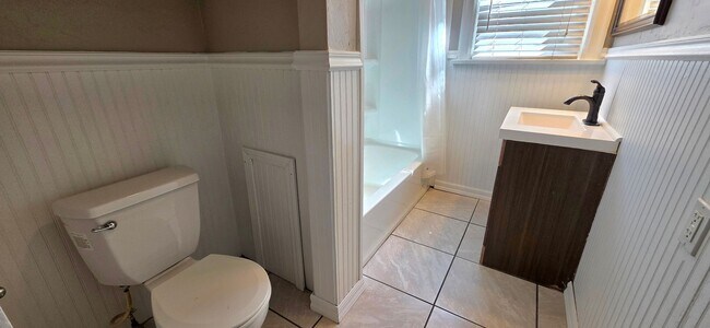 Building Photo - Adorable 3 Bedroom Bungalow close to Mercy Hospital $1295!!!