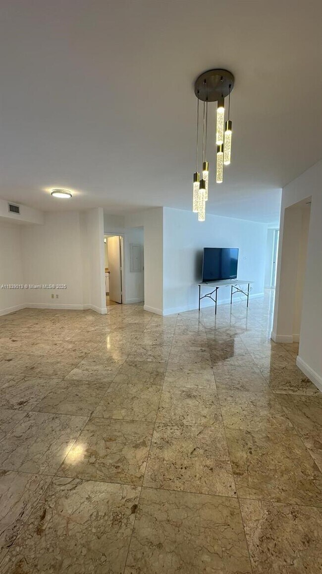 Building Photo - 4775 Collins Ave