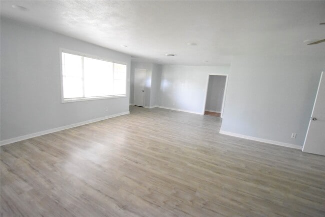 Building Photo - 1706 Oaks Dr