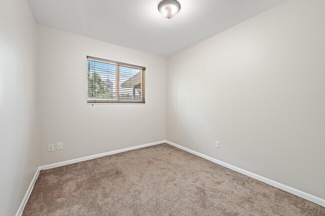 Building Photo - 272 Holly Dr